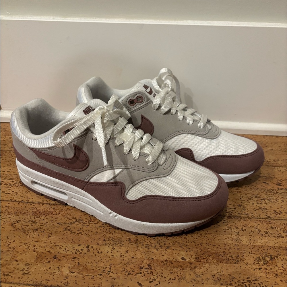 Nike White and Mauve Sneakers with Air Max Cushioning